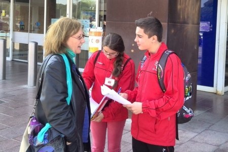 Alumnes de l’Institut Santa Eulàlia enquestant a una ciutadana (abril 2014)